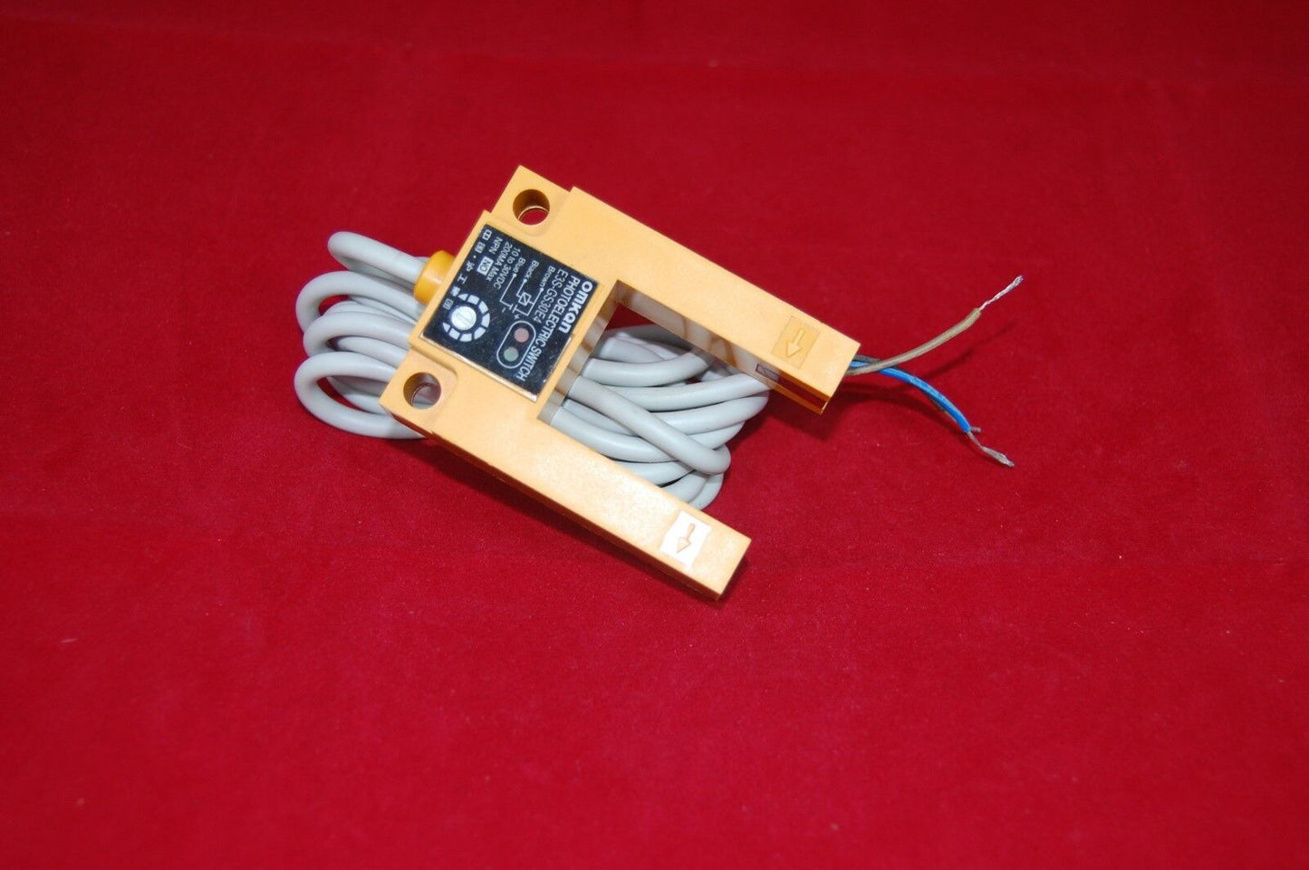 1 PC E3S-GS30P2 Slot Type photoelectric switch PNP NC Groove type