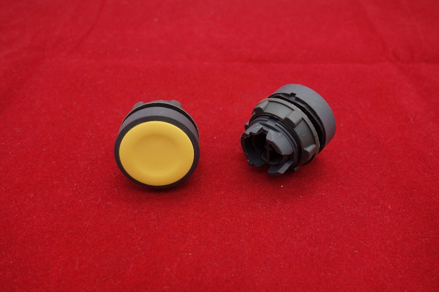 2PC 22MM PUSHBUTTON SWITCH HEAD FITS ZB5 AA5 Yellow color for XB5AA51 Parts