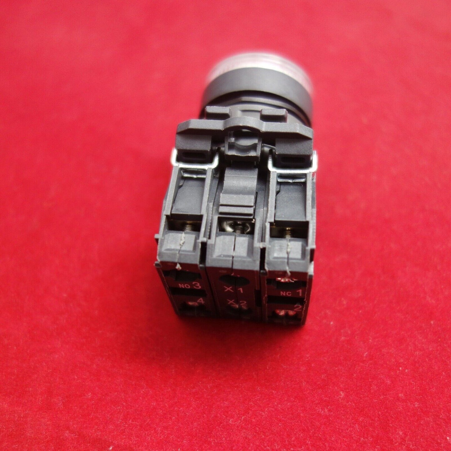 Illuminated 22mm pushbuttons with flush push Fits XB5AW31G5 White 120V Momentary