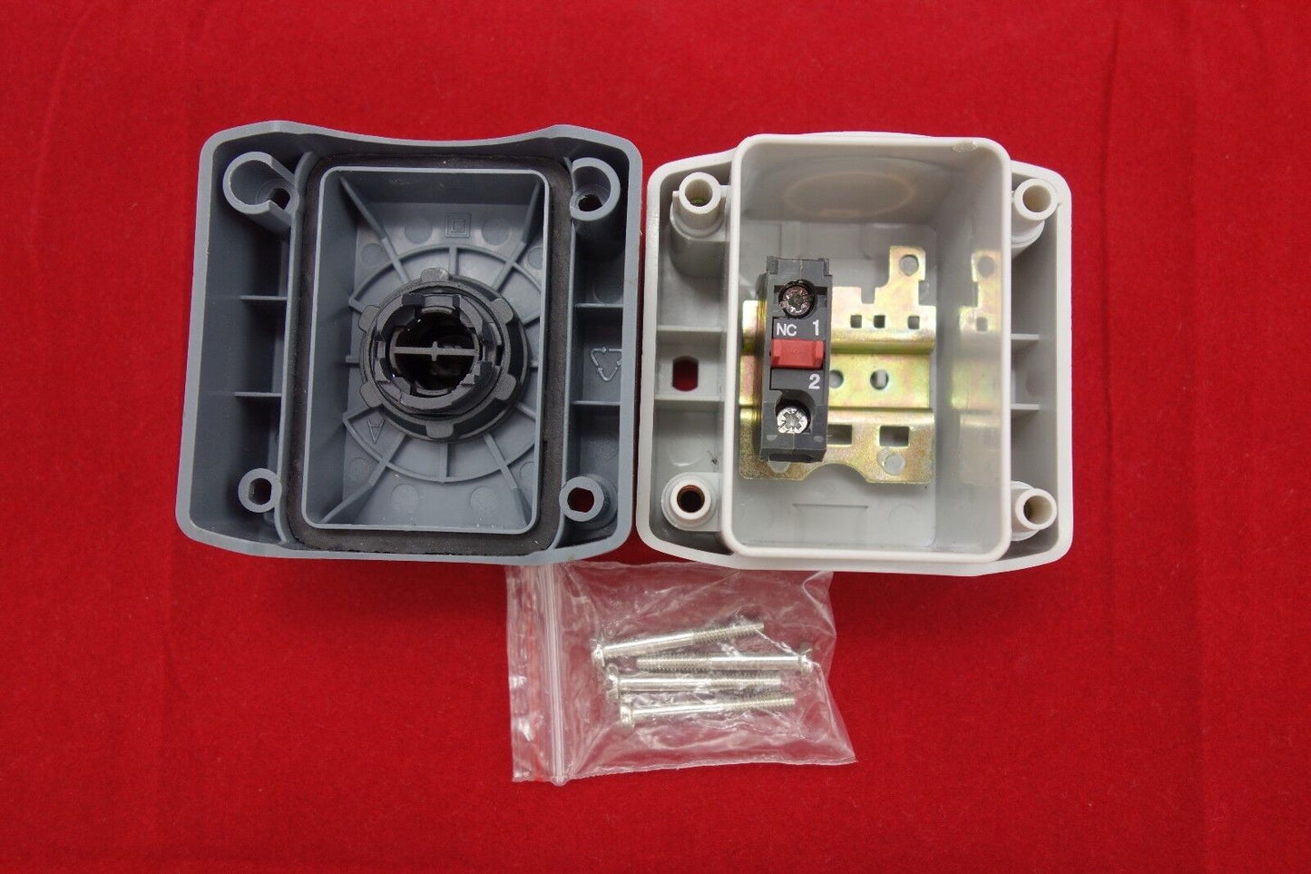1PC Fits XAL-D112 22mm Control Station Enclosure Flush RED Push 1N/C