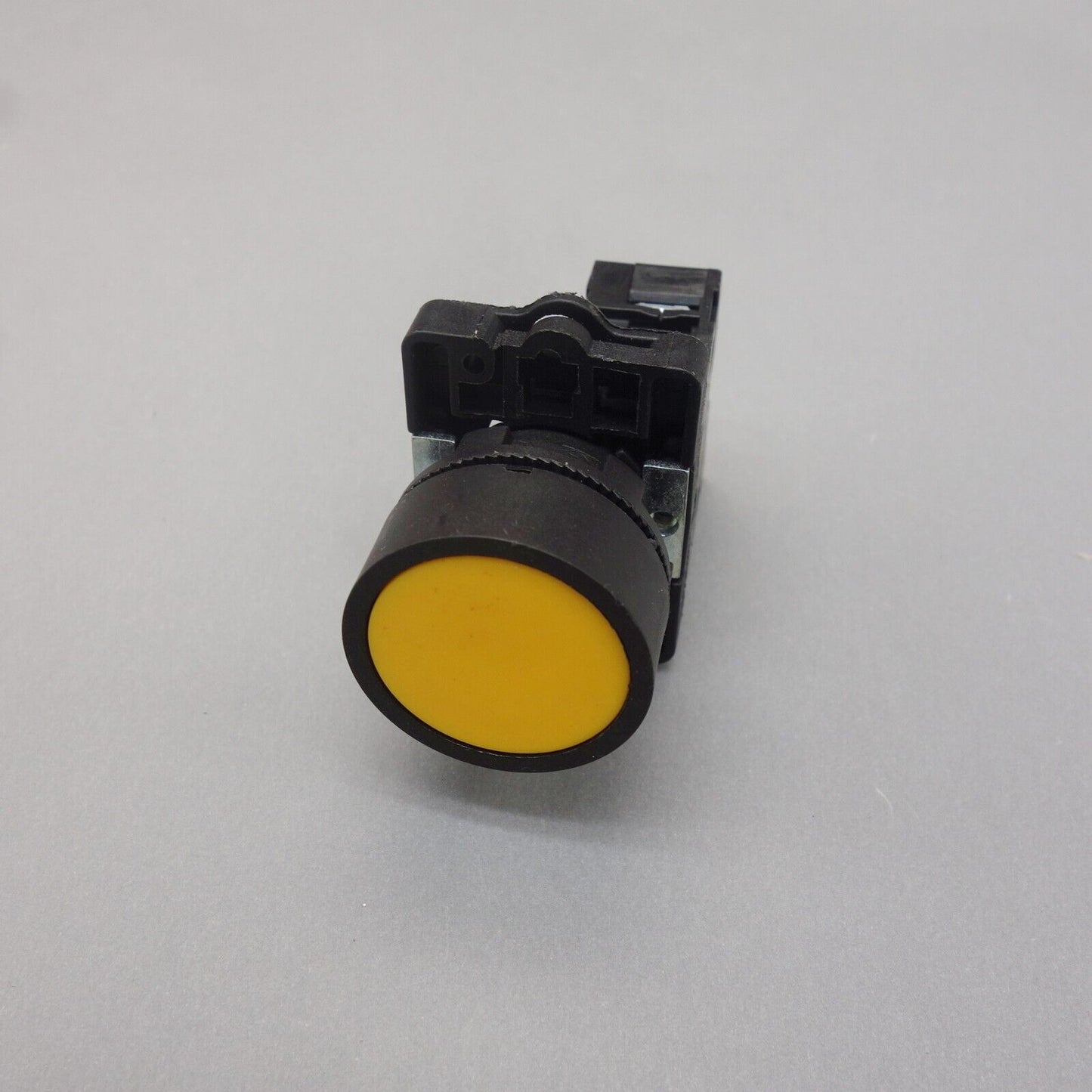 2PCS 22MM PUSHBUTTON SWITCH FITS XB2EA1 Yellow 1No flush push Momentary Plastic