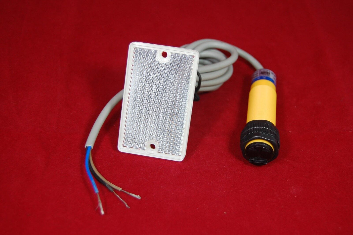 1 PC E3F-R2P2 Reflective photoelectric switch Sensor PNP NC 6-36V DC M18X1