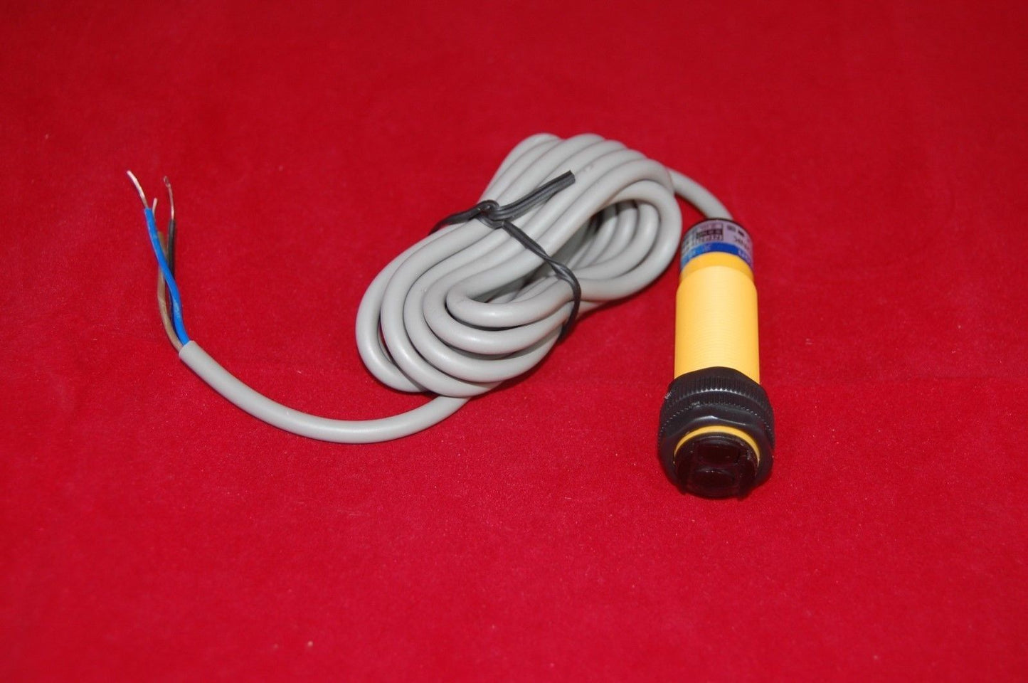 E3F-DS30C4 diffuse type photoelectric switch NPN NO 6-36V DC M18 Range 30CM