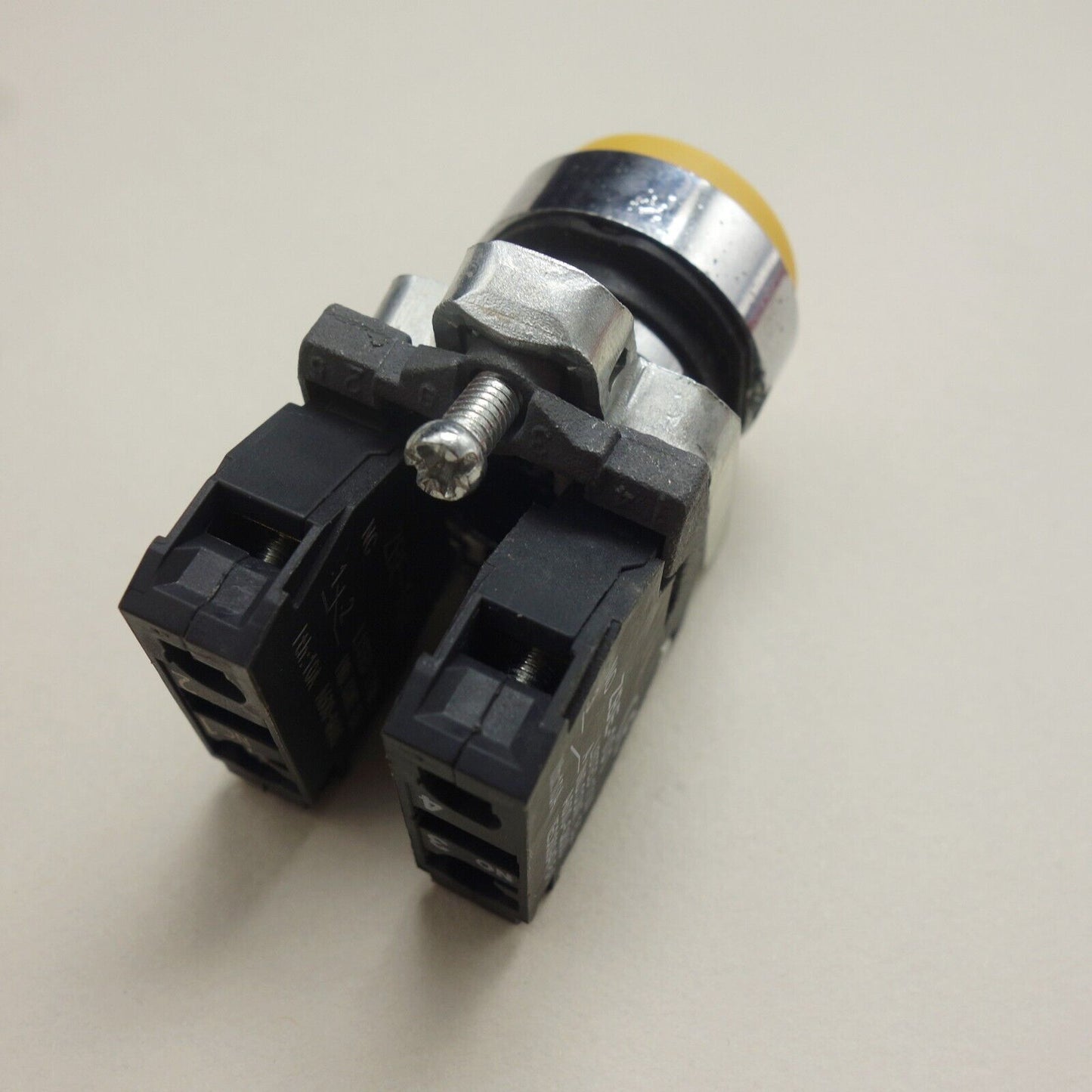 1PC 22MM PUSHBUTTON SWITCH FITS XB4BL55 YELLOW 1NO/1NC Projecting push XB4BL