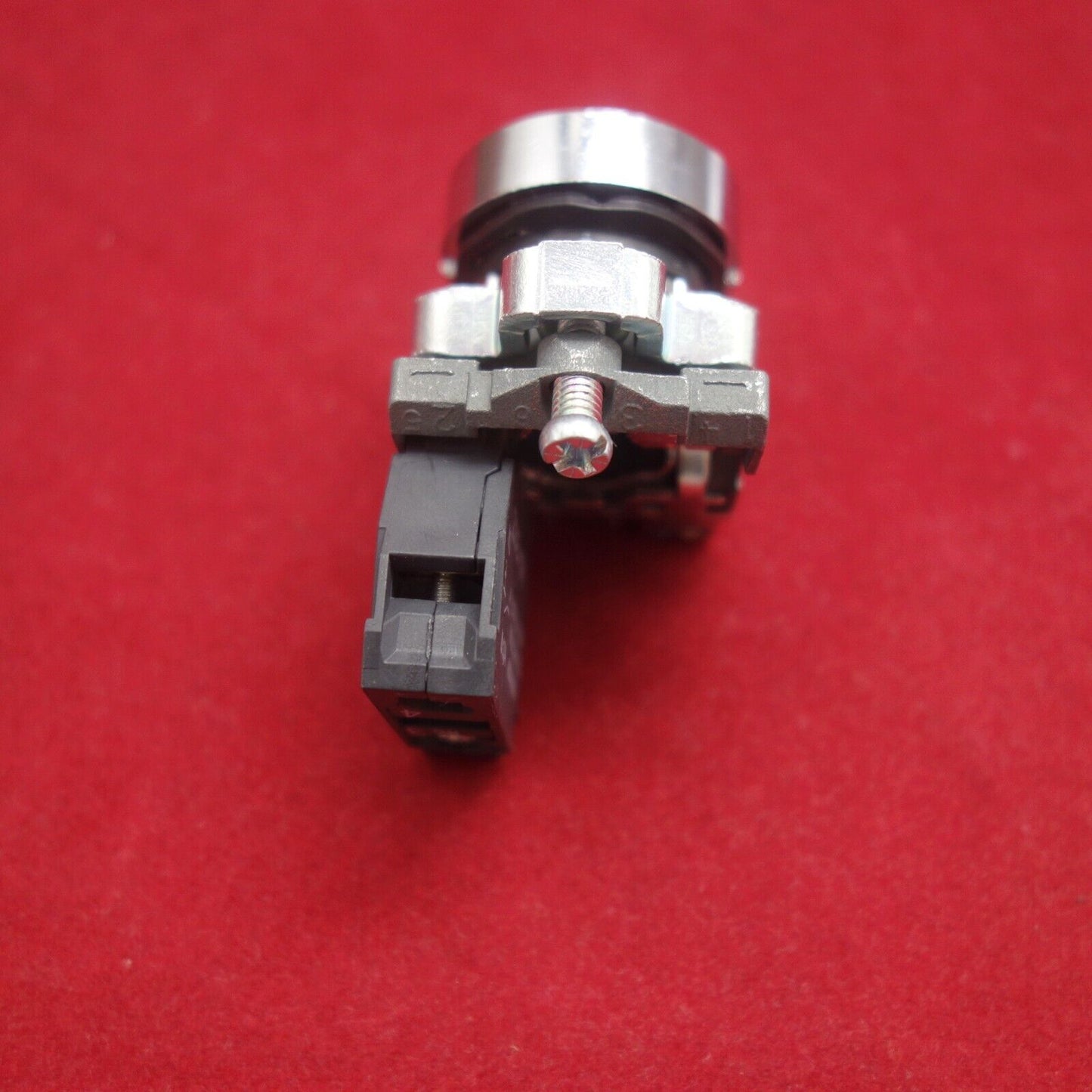 1PC 22MM FLUSH Metal PUSHBUTTON SWITCH FITS GREEN XB4-BA31 1N/O Momentary