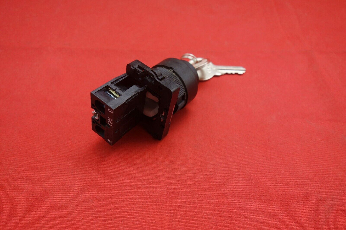 1PC FITS XB2 EG41 22MM 1NO 2 Positions Latching Key Select Selector Switch