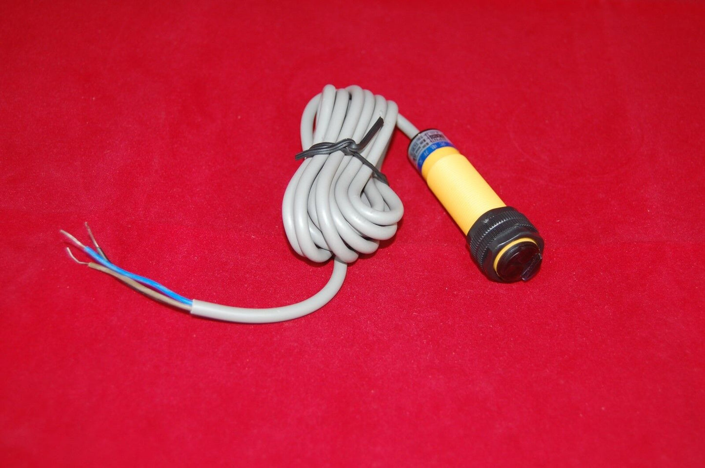 E3F-DS10C4 diffuse type photoelectric switch NPN NO 6-36V DC M18 Range 10CM