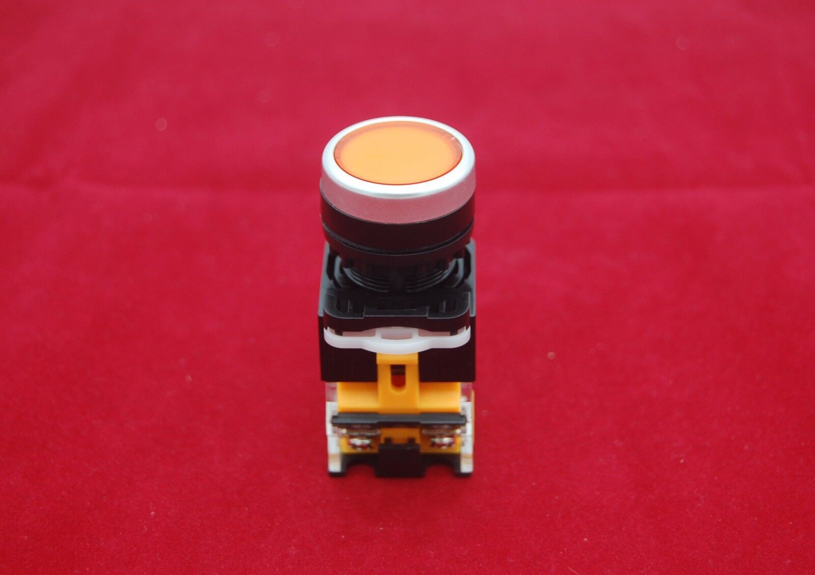 1PC 22MM Yellow Latching Maintain Push button Switch 1NC/1NO Ith 10A