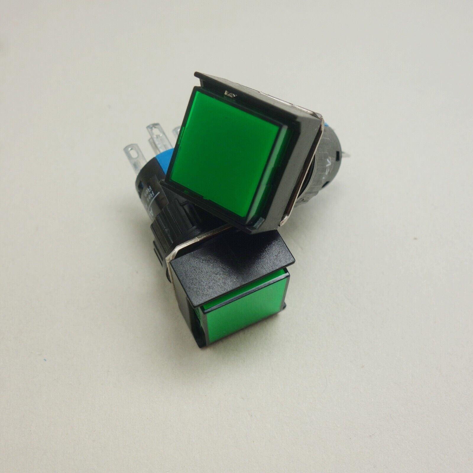 2PCS 16MM Square Green LED ILLUMINATED Latching PUSH BUTTON 2NO/2NC 2POLES LA39