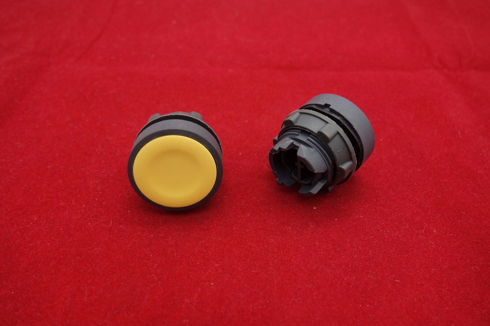 2PC 22MM PUSHBUTTON SWITCH HEAD FITS ZB5 AA5 Yellow color for XB5AA51 Parts