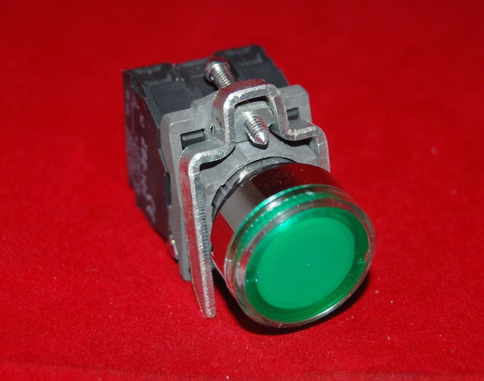 1PC 22MM  Illuminated pushbuttons with flush push Fits XB4BW33B5 24V Green