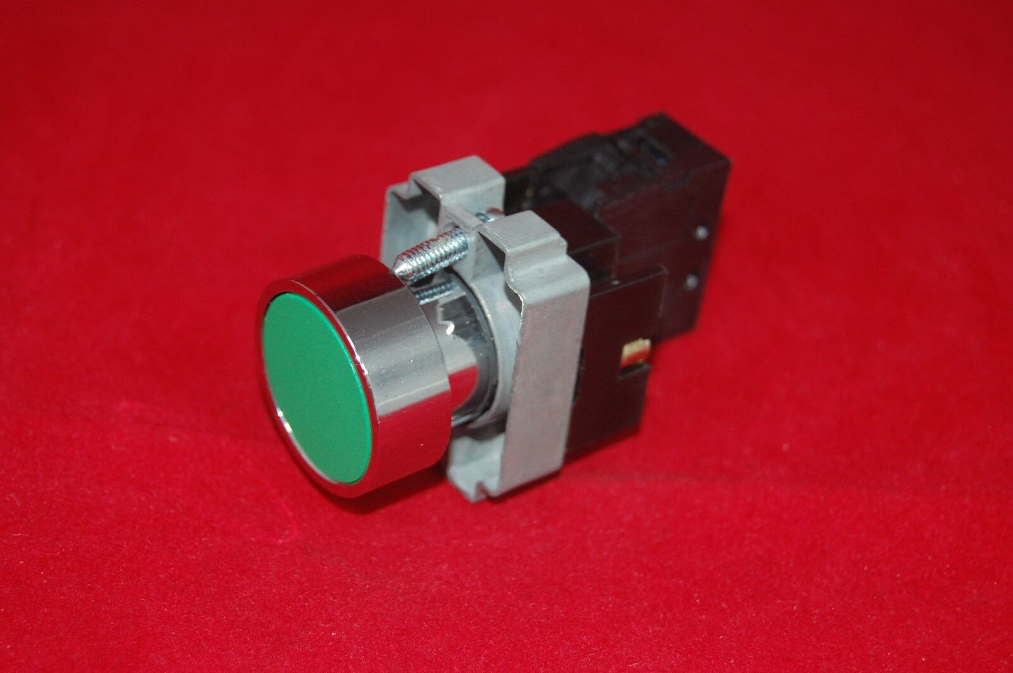 1PCS NEW FITS XB2 BA Series Latching 22MM Green PUSHBUTTON Switch Maintained 1NO