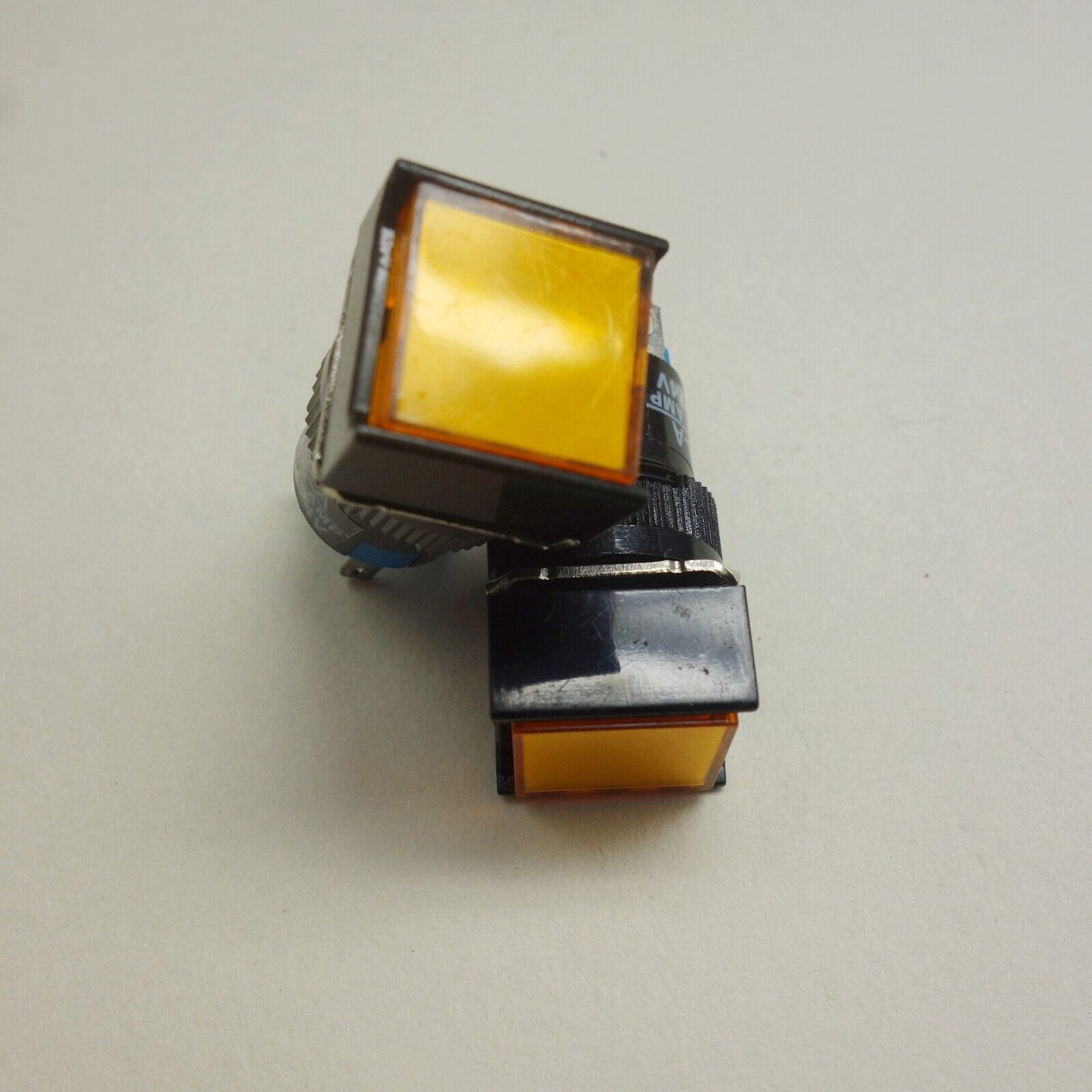 2PCS 16MM Square Yellow LED ILLUMINATED Latching PUSH BUTTON 2NO/2NC 2POLES LA39