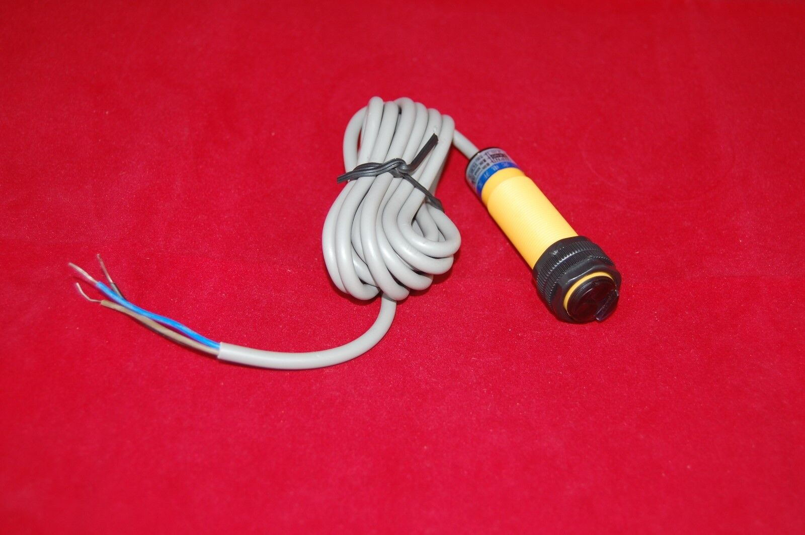 E3F-DS10C4 diffuse type photoelectric switch NPN NO 6-36V DC M18 Range 10CM